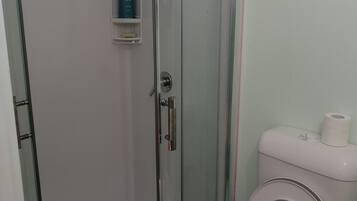 Douche, sèche-cheveux, serviettes fournies, savon