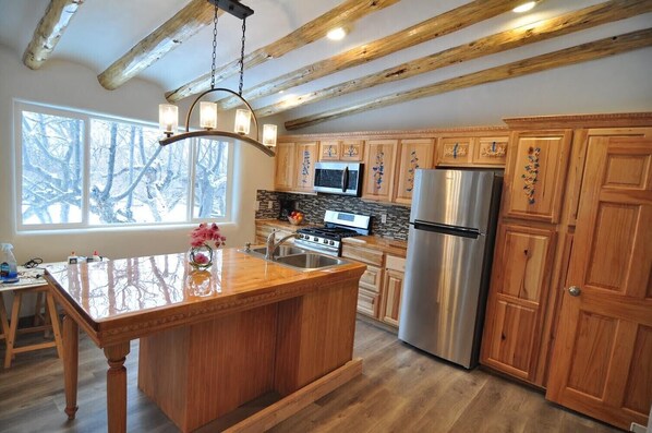 Réfrigérateur, four à micro-ondes, un four, surface de cuisson