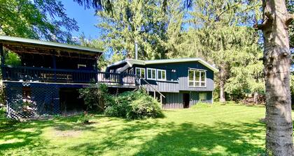 Waterfront Cabin Walkable to Everything!