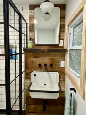 Een douche, een haardroger, handdoeken, zeep