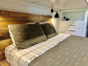 2 bedrooms, desk, free WiFi, bed sheets - Waterfront Cabin Walkable to Everything! (Waterville)