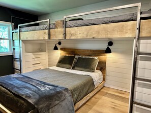 2 bedrooms, desk, free WiFi, bed sheets