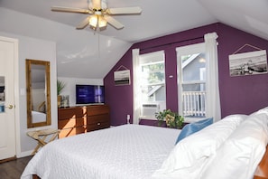 A bedroom with a bed, a television, a dresser, and a window with a view of the outside. - Guesthouse in the heart of Historic Folsom (Folsom)