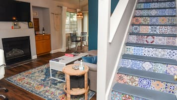 Smart TV, books, stereo