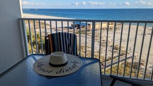 Un balcon avec vue sur la plage et l’océan.