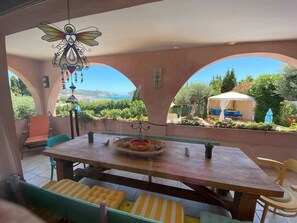 Outdoor dining - Mexican Caribbean inspired Villa, La Herradura, ES (La Herradura)