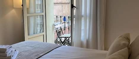 2 slaapkamers, een strijkplank/strijkijzer, internet, beddengoed