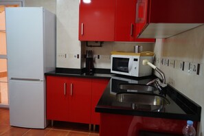 Een koelkast, een microgolfoven, een koffiezetapparaat/waterkoker