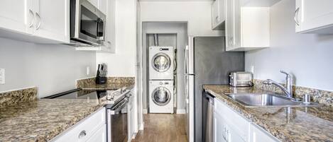 Kühlschrank, Mikrowelle, Ofen, Geschirrspüler