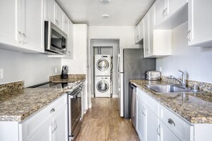 Réfrigérateur, micro-ondes, four, lave-vaisselle