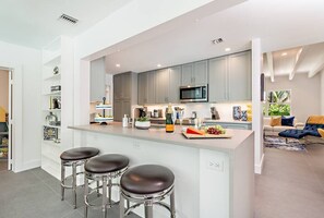 ثلاجة، ميكروويف، فرن، موقد طهي مسطح