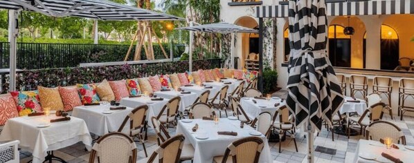 تناول الطعام بالخارج