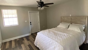A bedroom with a queen-sized bed, a ceiling fan, and a window with blinds. - 1/1 Guesthouse 6mi from Beach for Perfect Getaway (Fort Walton Beach)