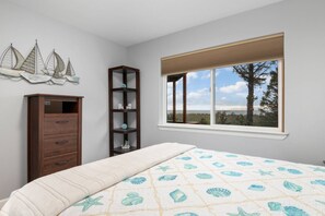 3 bedrooms, desk, iron/ironing board, free WiFi - Sweeping Ocean Views, New Décor and Furnishing Throughout, Ping Pong, BBQ, Pet Friendly w/ Approval (Rockaway Beach)