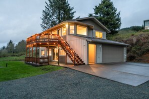 Exterior - Sweeping Ocean Views, New Décor and Furnishing Throughout, Ping Pong, BBQ, Pet Friendly w/ Approval (Rockaway Beach)