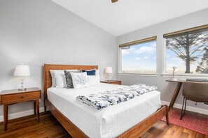 3 bedrooms, desk, iron/ironing board, free WiFi - Sweeping Ocean Views, New Décor and Furnishing Throughout, Ping Pong, BBQ, Pet Friendly w/ Approval (Rockaway Beach)