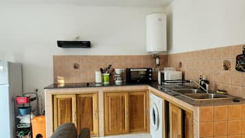 Réfrigérateur, micro-ondes, plaque de cuisson, cafetiÚre/bouilloire