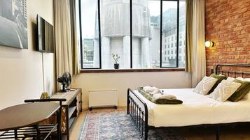 Iron/ironing board, free WiFi, bed sheets