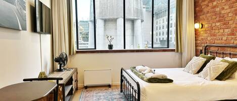 アイロン / アイロン台、WiFi (無料)、ベッドシーツ