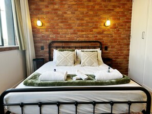 Iron/ironing board, free WiFi, bed sheets