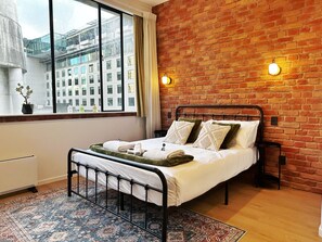 Tabla de planchar con plancha, wifi gratis y ropa de cama 