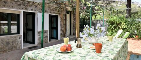 تناول الطعام بالخارج