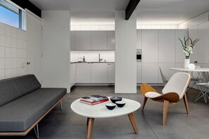 TV, books - Elegant & Minimalistic Bungalow at Ocotillo Lodge (Palm Springs)