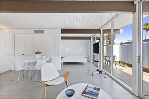 1 bedroom, iron/ironing board, WiFi, bed sheets - Elegant & Minimalistic Bungalow at Ocotillo Lodge (Palm Springs)