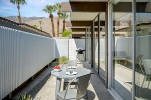 Outdoor dining - Elegant & Minimalistic Bungalow at Ocotillo Lodge (Palm Springs)