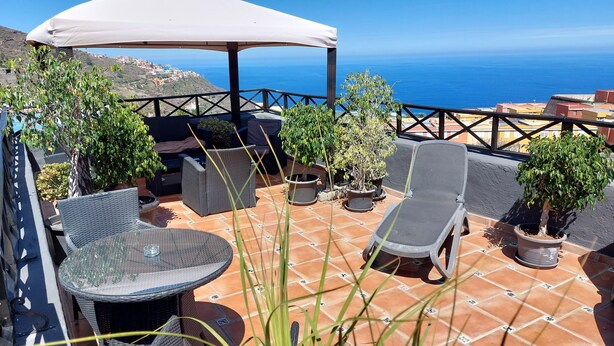 A terrace with outdoor furniture, potted plants, and a view of the sea. - Single studio "Apartamentos Monasterio de San Antonio No. 5" with wifi and sea view - Adults only (Icod de los Vinos)