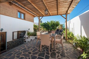 Outdoor dining - Vacation Apartment “Las Viñas 1” near the Beach with Mountain Views & WiFi (Icod de los Vinos)