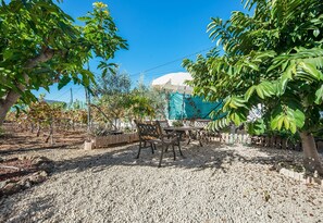 Outdoor dining - Chalet las Viñas 2 with Mountain View, Wi-Fi, Garden & Terrace (Icod de los Vinos)