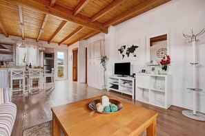 TV - Chalet las Viñas 2 with Mountain View, Wi-Fi, Garden & Terrace (Icod de los Vinos)