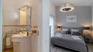 2 slaapkamers, een strijkplank/strijkijzer, gratis wifi, beddengoed