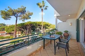 Outdoor dining - Apartment 'Valerie' with Private Pool, Wi-Fi and Air Conditioning (Vale do Lobo)