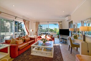 TV - Apartment 'Valerie' with Private Pool, Wi-Fi and Air Conditioning (Vale do Lobo)