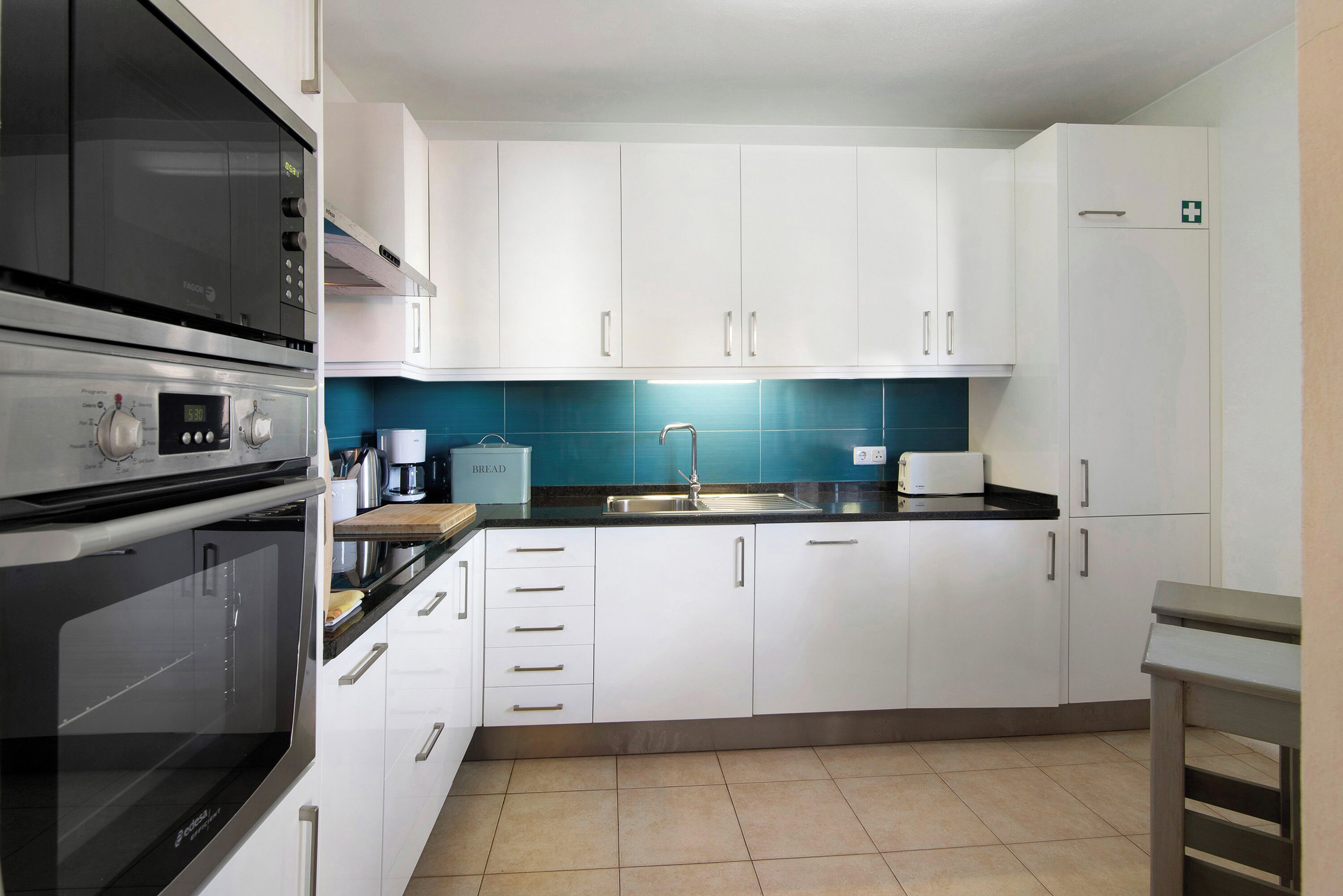 Frigorífico, microondas, horno y placa de cocina