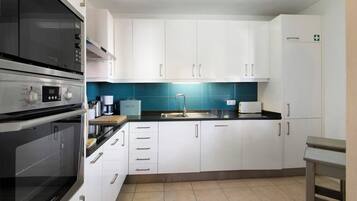 KylskÄp, mikrovÄgsugn, ugn och spishÀll