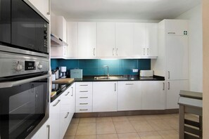 Kylskåp, mikrovågsugn, ugn och spishäll