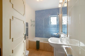 Ducha, secador de pelo y toallas