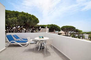 Outdoor dining - Villa 'Harlequin' with Sea View, Wi-Fi and Air Conditioning (Vale do Lobo)