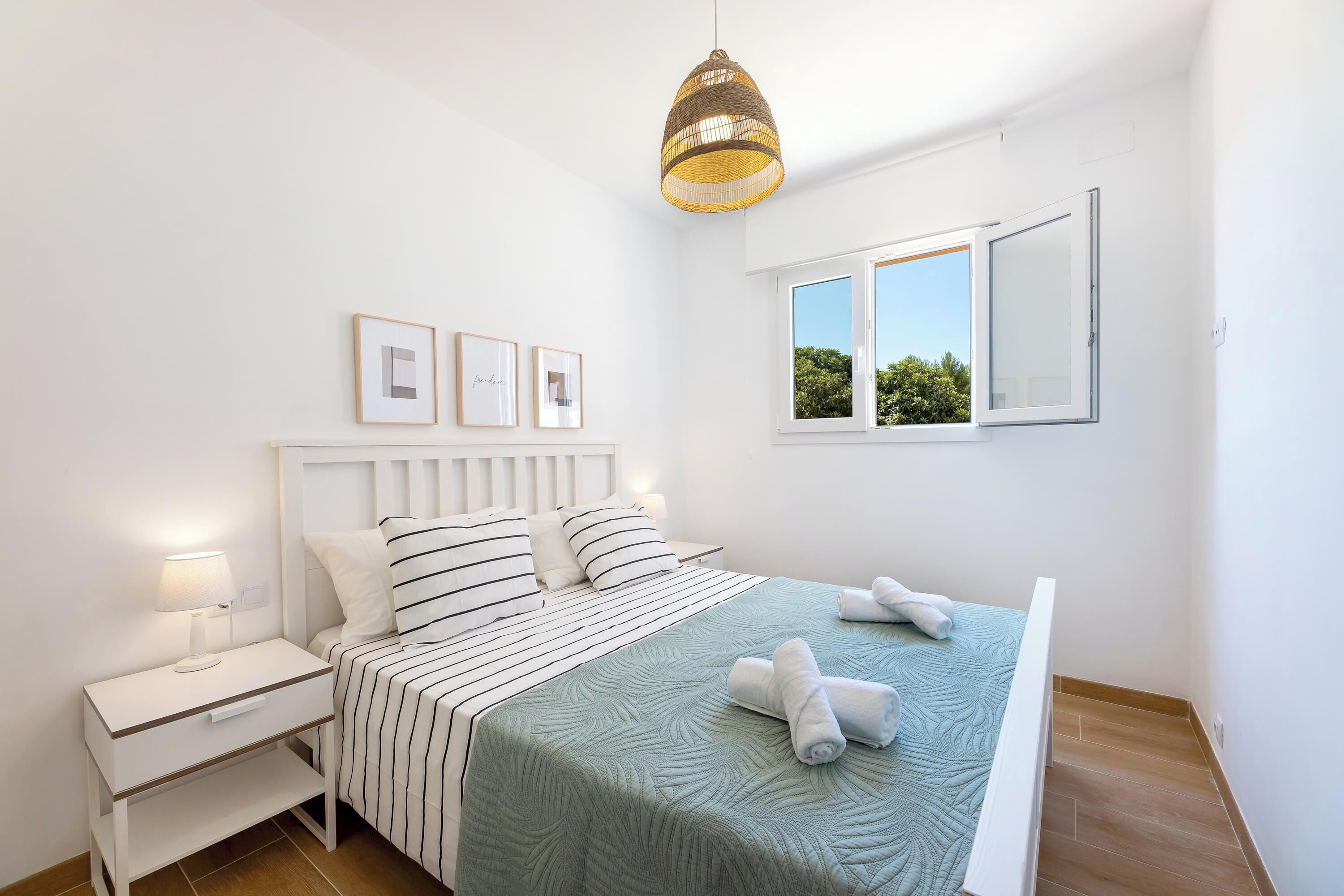 3 slaapkamers, een strijkplank/strijkijzer, gratis wifi, beddengoed