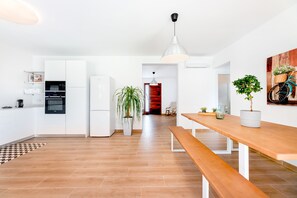 Een koelkast, een microgolfoven, een oven, een kookplaat
