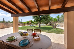 Outdoor dining - Holiday Home "Es Cos" with Garden and Wi-Fi (Algaida)