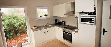 Een koelkast, een microgolfoven, een oven, een vaatwasser