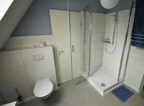 Haartrockner, Handtücher, Seife, Toilettenpapier