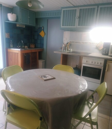 Agréable studio en RDC sur terrasse et jardin intimes. À2 pas de la plage