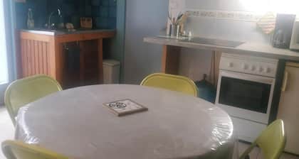 Agréable studio en RDC sur terrasse et jardin intimes. À2 pas de la plage