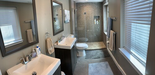 Entire two-unit four-story townhouse, for multi-family vacations; free parking
