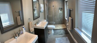 Entire two-unit four-story townhouse, for multi-family vacations; free parking